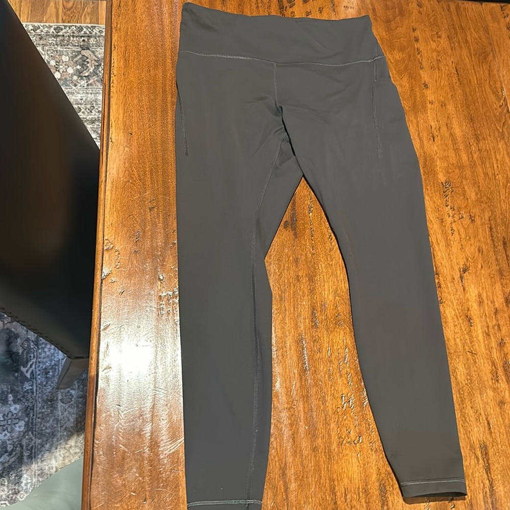 Lululemon wunder under 25 inch with pockets only worn 2 times rhino grey color